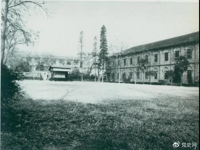 　　1927年3月18日，毛澤東出席在武昌舉行的河南武裝農民代表大會(huì )，并作湖南農運狀況報告。圖為大會(huì )會(huì )場(chǎng)——武昌農講所大操場(chǎng)。