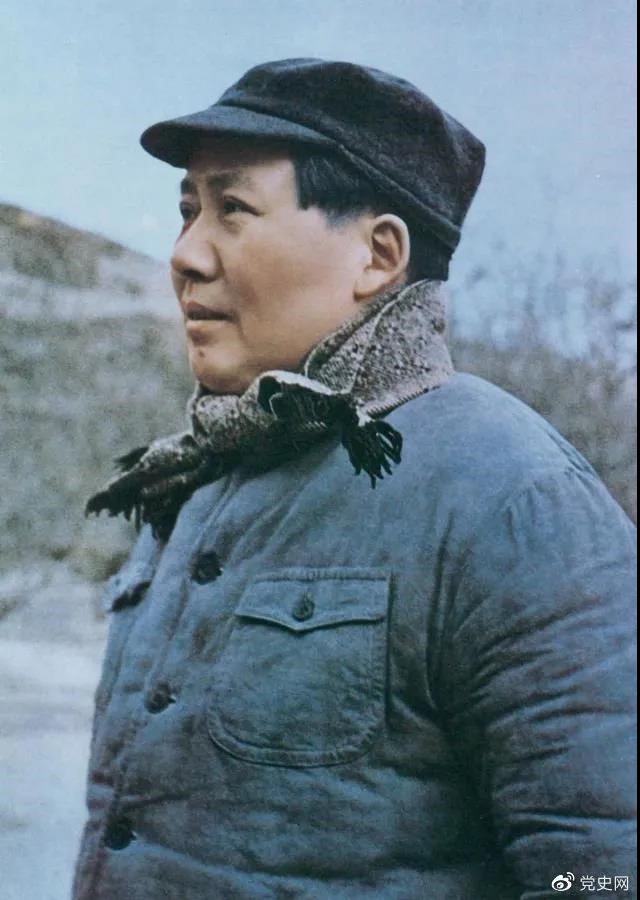 　　1947年3月18日，中共中央機關(guān)主動(dòng)撤離延安。毛澤東和周恩來(lái)、任弼時(shí)等繼續留在陜北，指揮全國人民解放戰爭。這是轉戰陜北前夕的毛澤東。